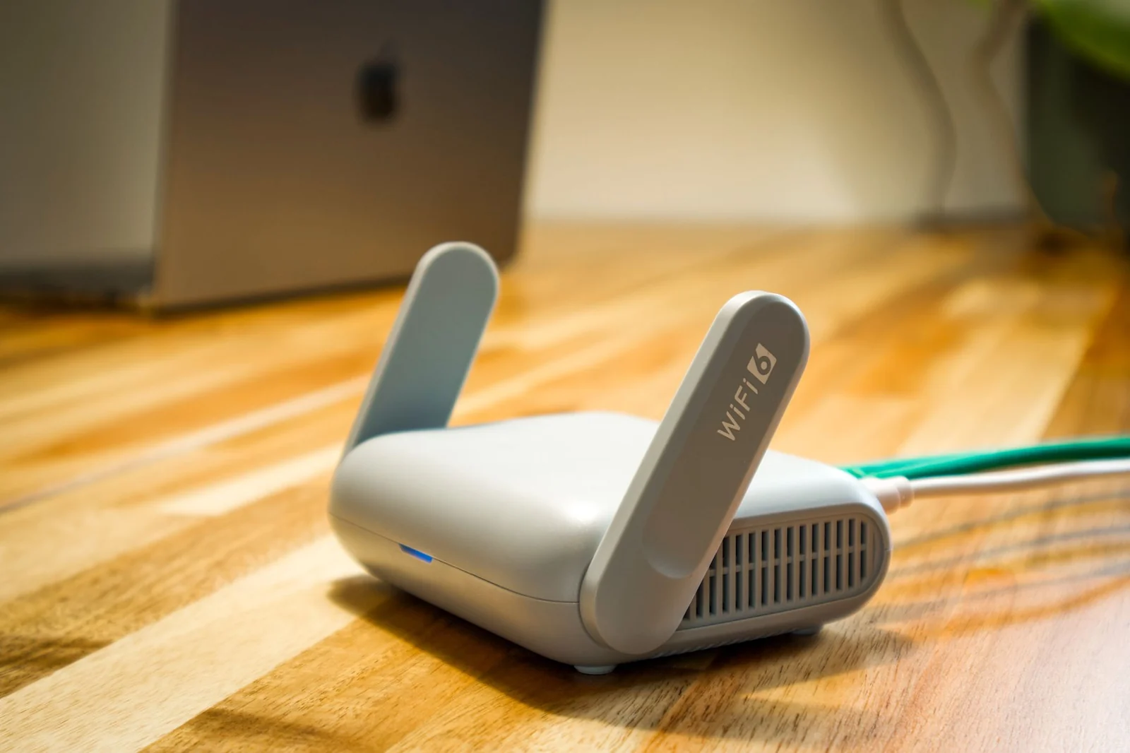 Wi-Fi-роутер с двумя антеннами и подключённым сетевым кабелем